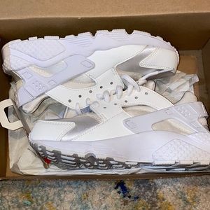 All white Nike hurarache almost perfect condition sneakers